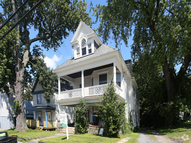 Building Photo - 1557 State St