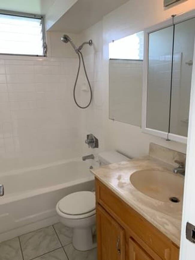 Building Photo - Great Location and Great Amenities!