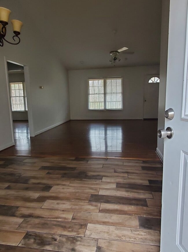 Building Photo - Ready to move in!