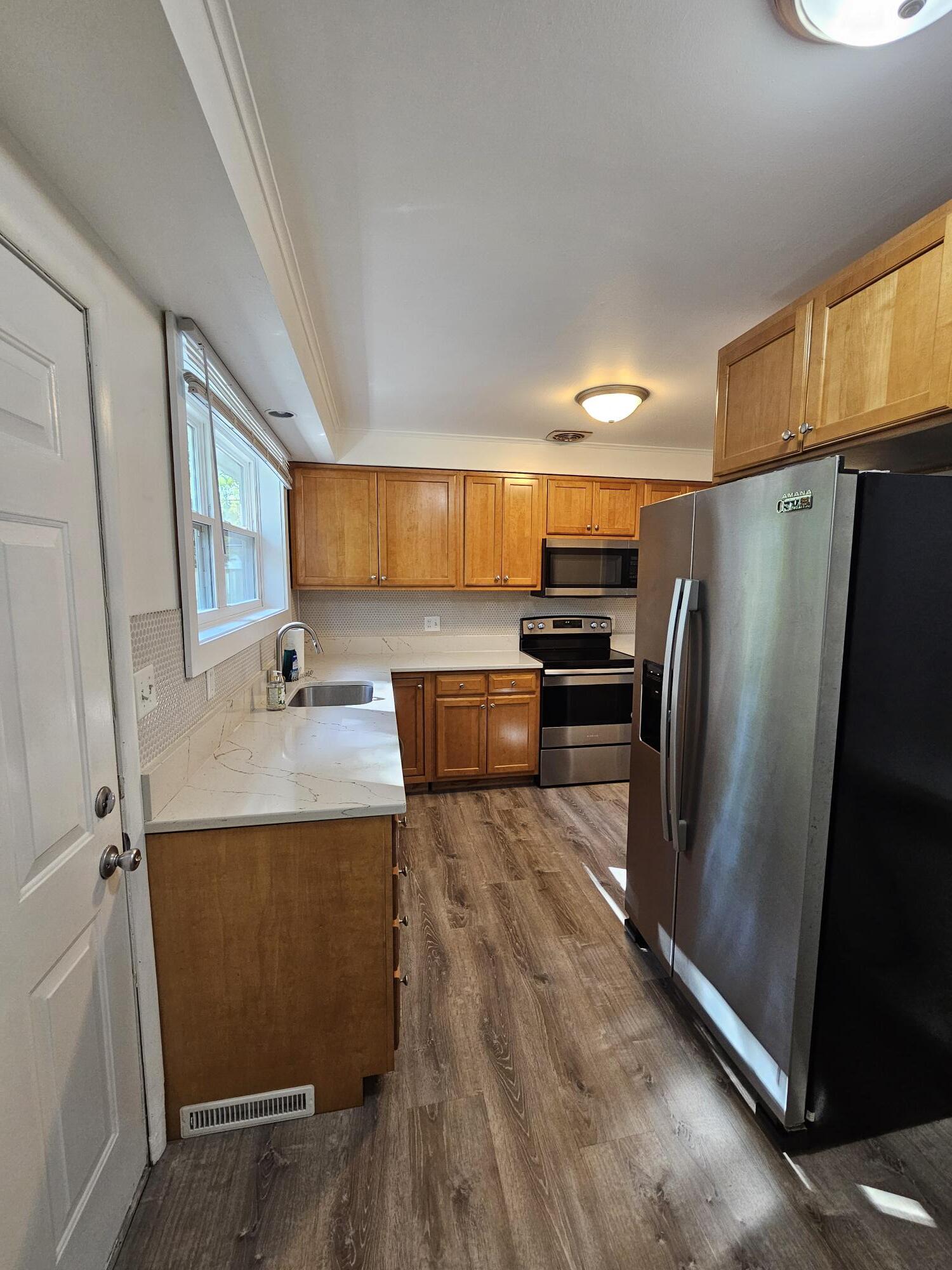 Kitchen With Quartz Counters - 4011 Buckingham Dr