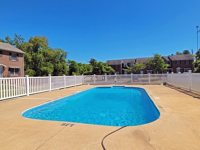 Building Photo - 807A Edgemont Terrace SW