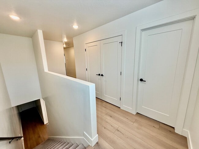 Building Photo - Spacious 3-BR Townhome in Washington