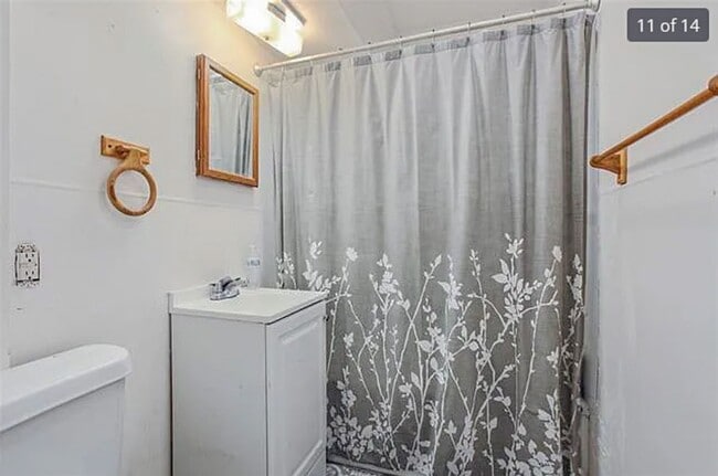 Building Photo - 2 Bed 1 Bath rare to rent!