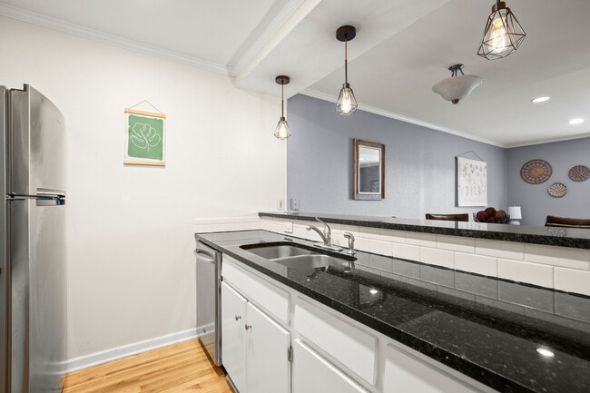 Building Photo - 6501 E Hill Dr