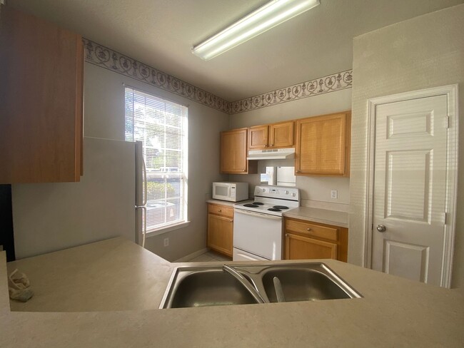 Building Photo - 9157 Lee Vista Blvd