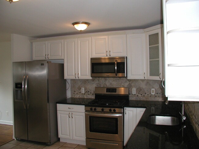 Building Photo - Gorgeous 3 bedroom 2 bath rancher!