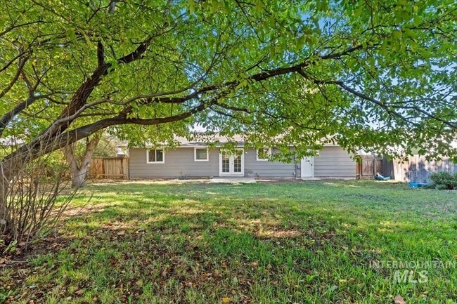 Building Photo - Updated Kuna Home with Private Backyard