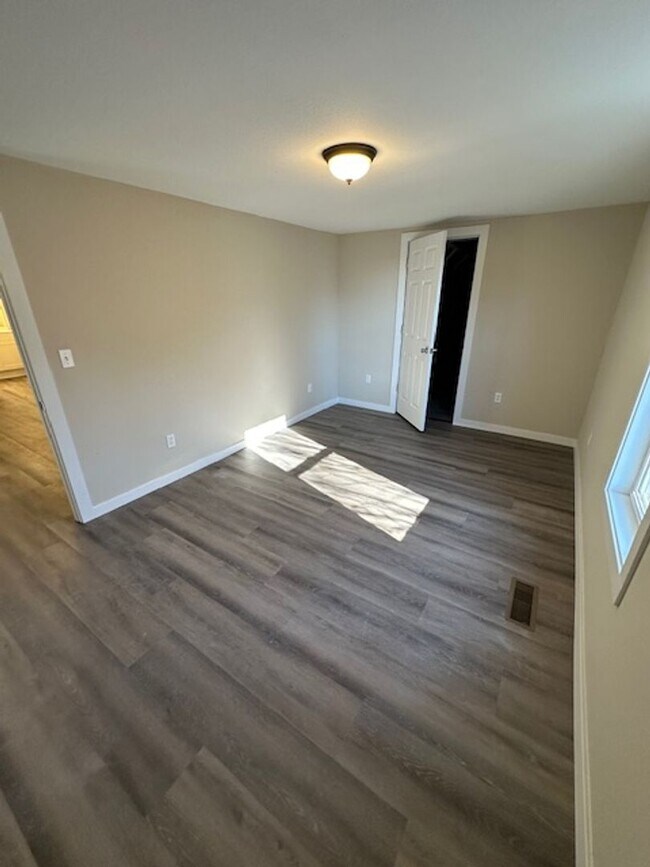 Building Photo - 5 Bed 3 Bath Springfield, MO