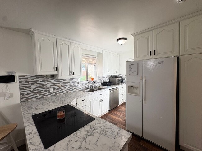 Building Photo - 437 Circleway Dr