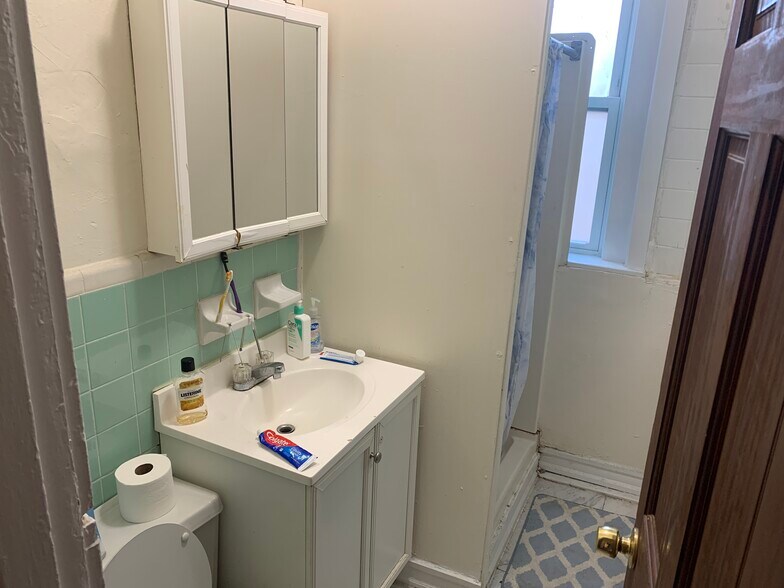 Building Photo - 245 Kelton St