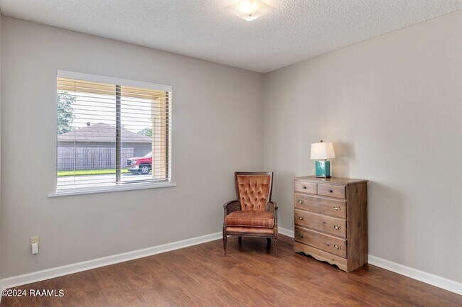 Building Photo - 303 Plaza Village Dr