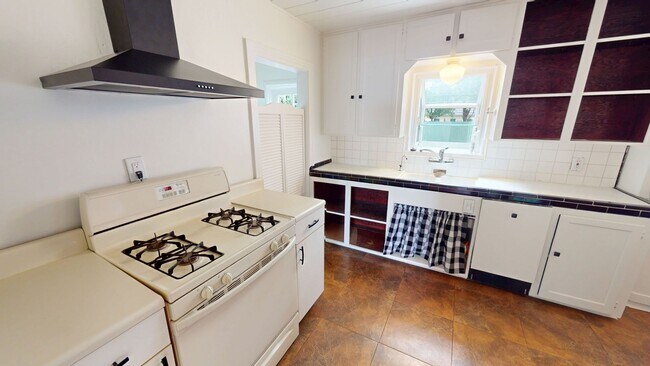 Building Photo - Charming Cape Cod Home | Hardwood Flooring