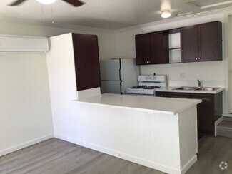 Building Photo - 3110 Hillview Dr N