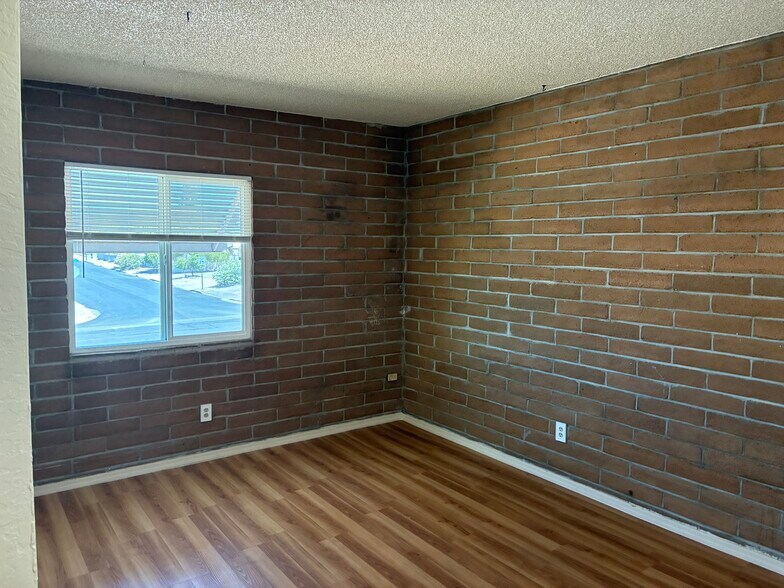 Building Photo - 923 N Swan Rd