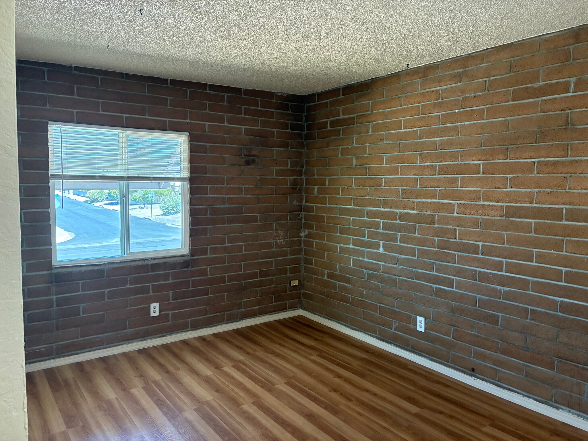Building Photo - 923 N Swan Rd