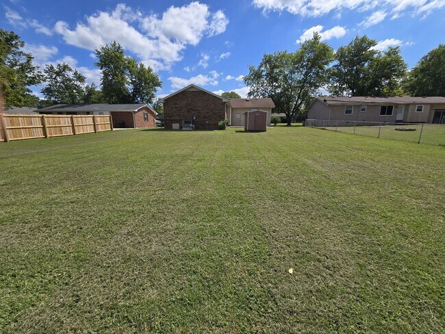 Building Photo - 3/2 One Level Home w/ Spacious, Level Lot!