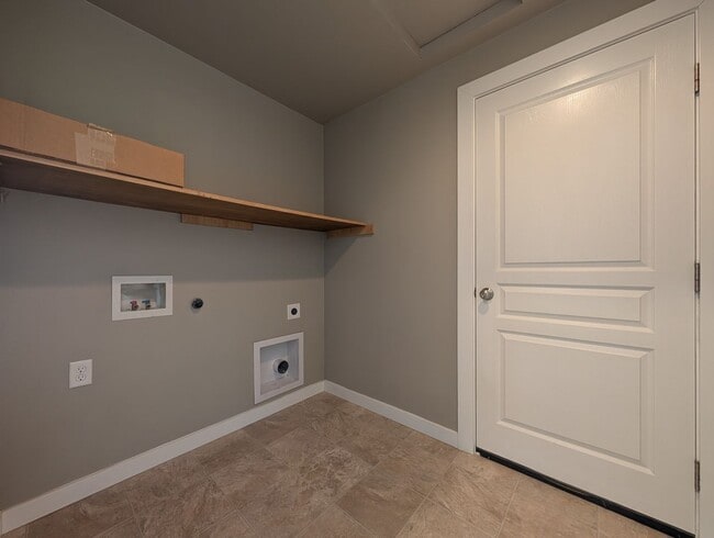 Building Photo - 2bdrm/1bthrm home with beautiful finishes!