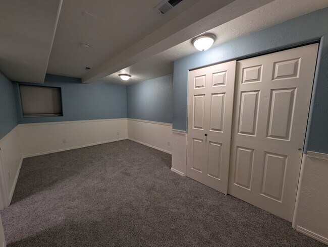 Building Photo - Easy Commute with Stunning Views!