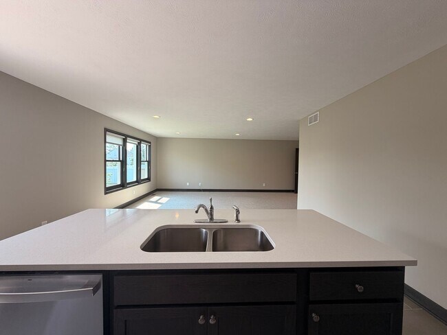 Building Photo - 6830 Avalon Dr SE