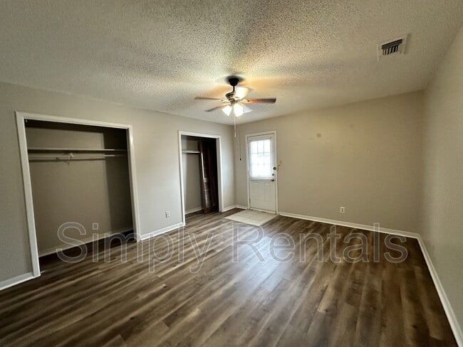 Building Photo - 407 Maple St