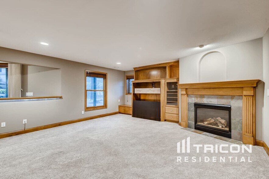 Building Photo - 8915 Umbria Pl N