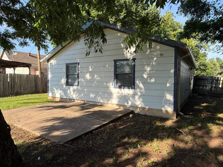 Building Photo - 1008 S Lowry St