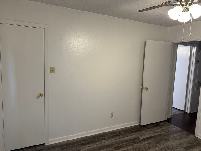 Building Photo - College Station - 2 bedroom - 1 bath - fenced in yard - WD connections