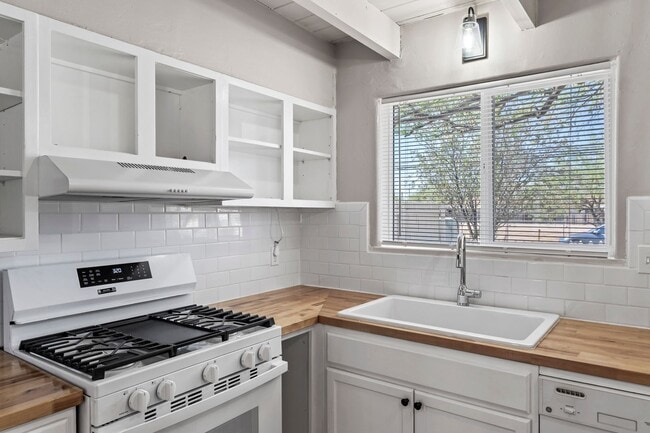 Building Photo - Charming central home