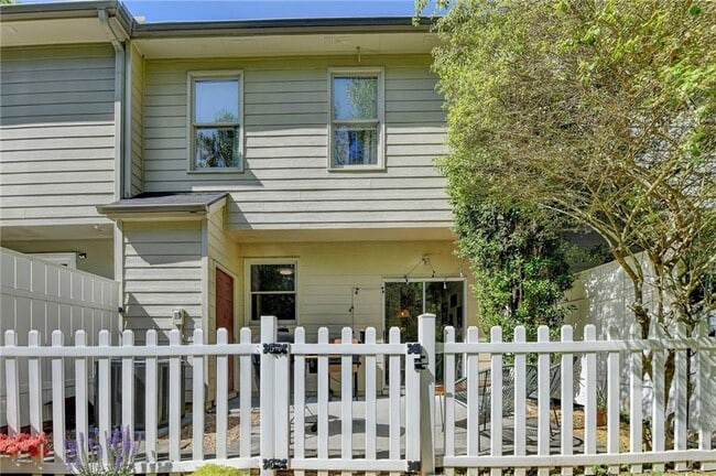 Building Photo - 1213 Harris Commons Pl