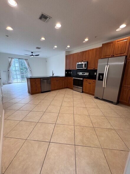 Kitchen/living areA - 898 University Blvd