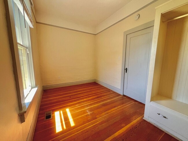 Building Photo - Charming Clinton Neighborhood Home 2 Bed 2 Bath — Close to Downtown & Division Street!