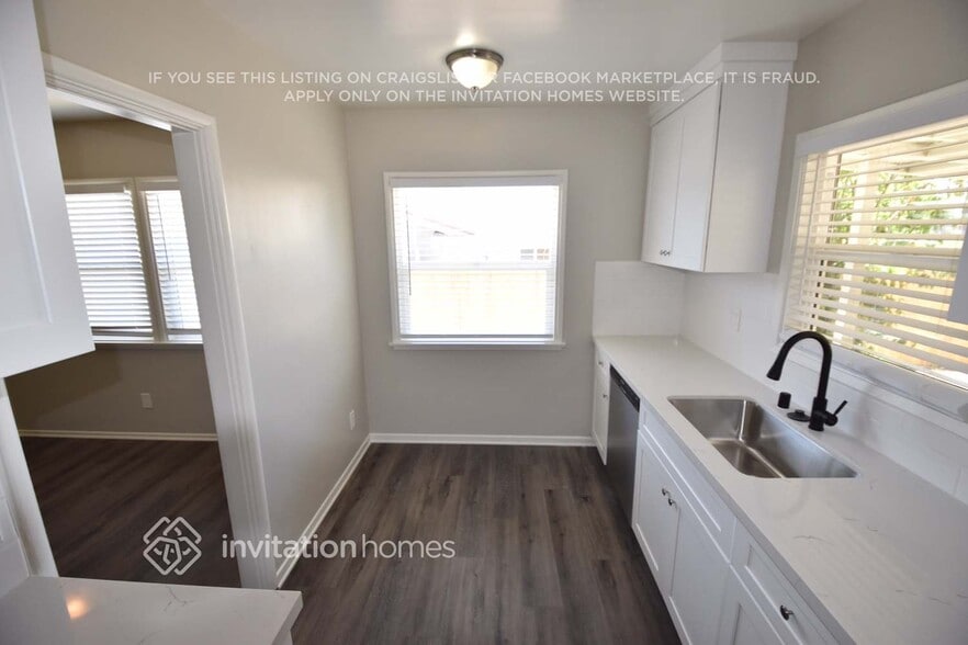 Building Photo - 3216 Knoll Way