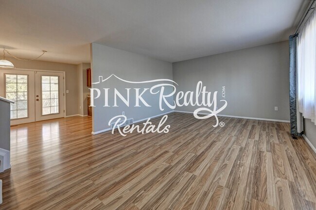 Building Photo - Nice 4 Bedroom Close to Peterson AFB and S...