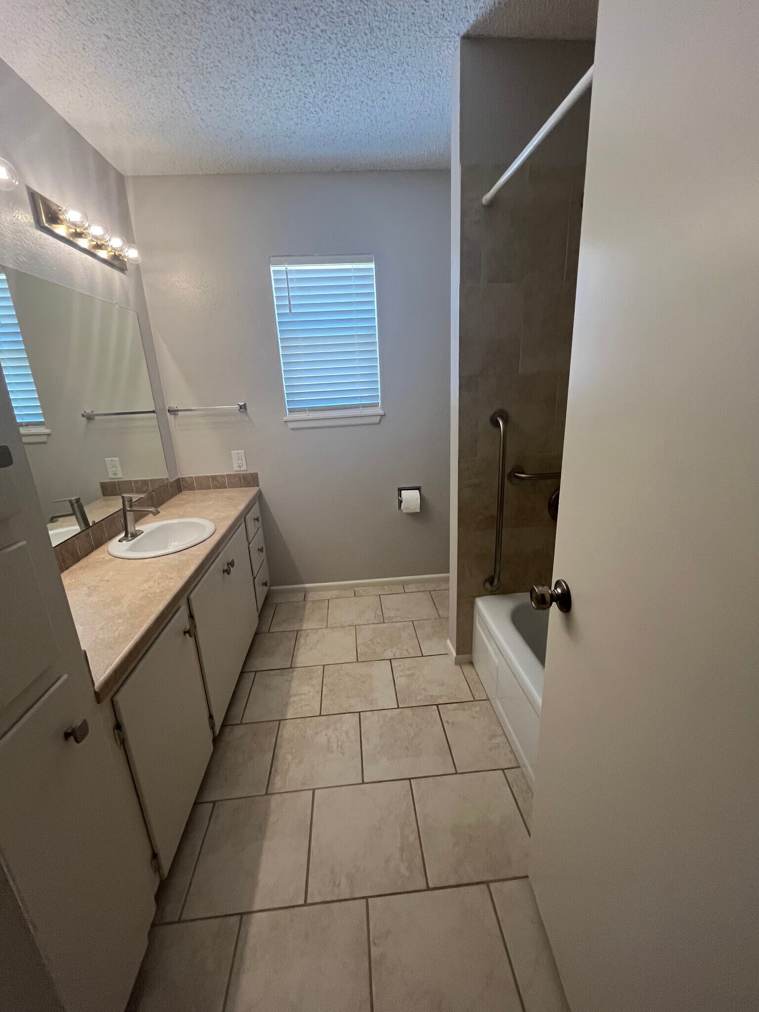 Hall bath - 6160 Denis Ln