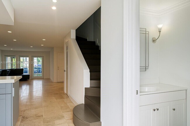 Building Photo - 1987 NE 123rd St