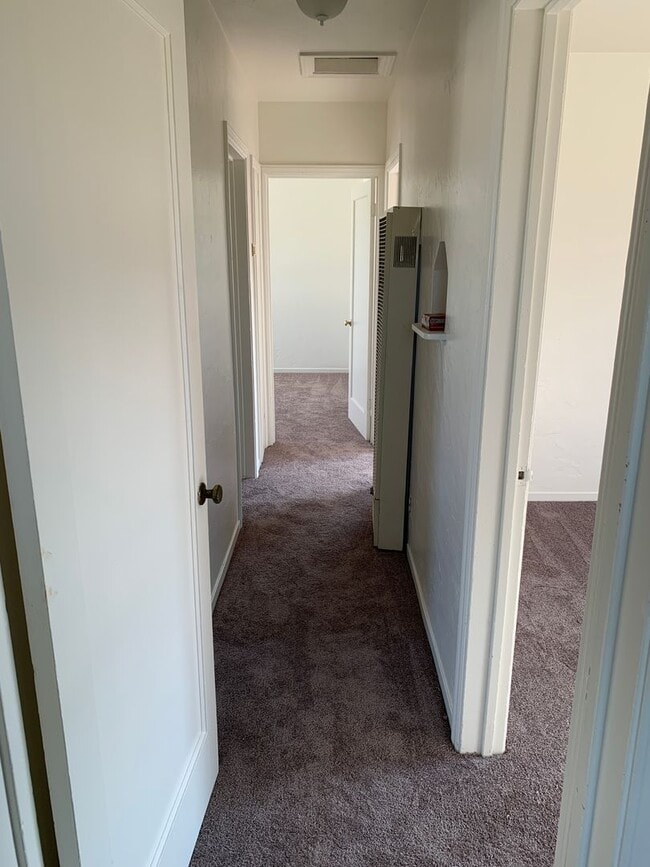 Building Photo - Great 2 bedroom upstairs standalone unit with garage
