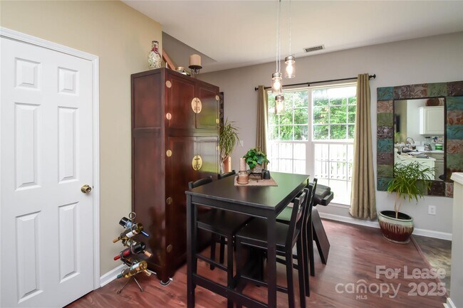 Building Photo - 2121 Kaybird Ln