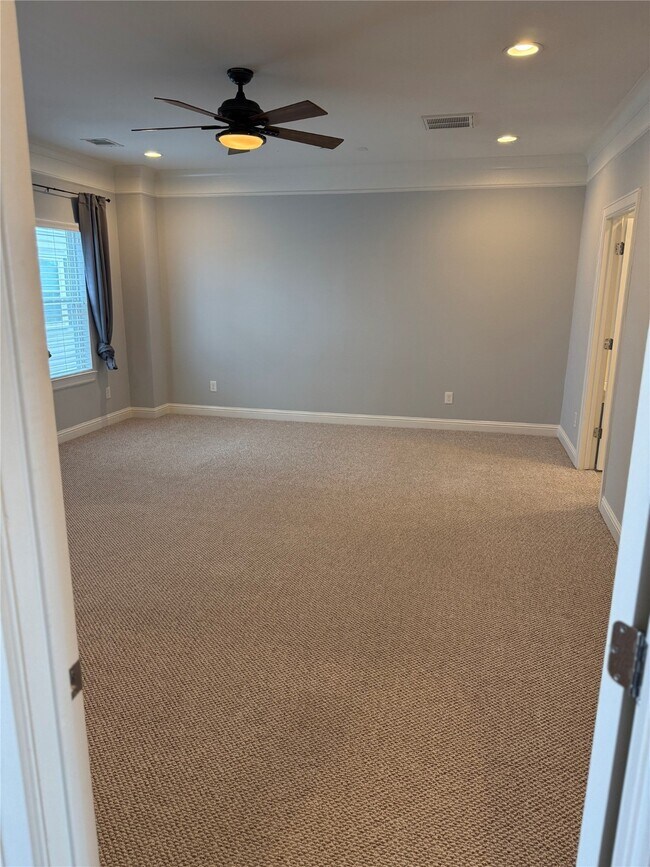 Building Photo - 2522 Hutchins St