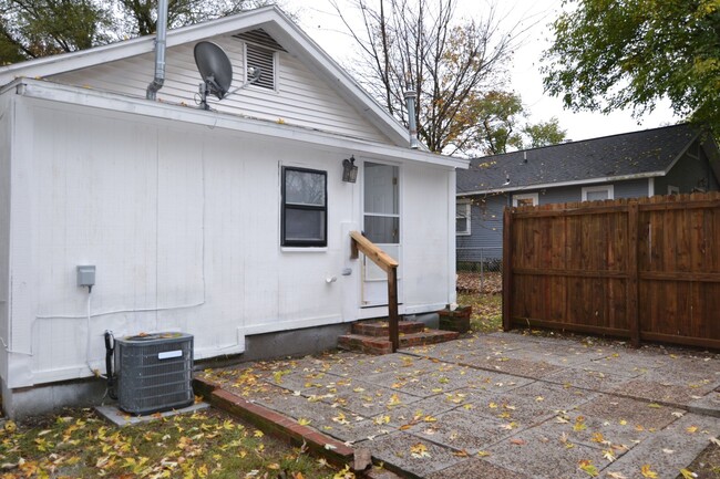 Building Photo - Charming 1 Bedroom Home Available!