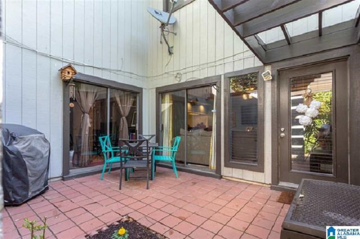 Private Patio - 3350 Altamont S