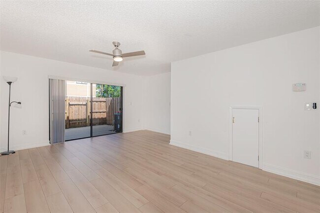 Building Photo - 9481 Palm Cir