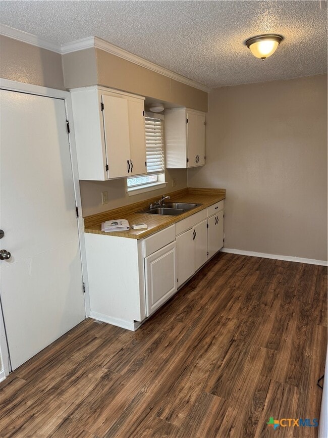 Building Photo - 510 N Bauer St