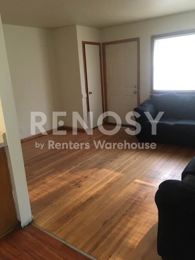 Building Photo - Wonderful 2BD / 1 BA DUPLEX  in Minneapolis Available 1/1/2024!