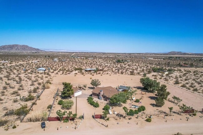 Building Photo - Fully Furnished, Secluded & Private