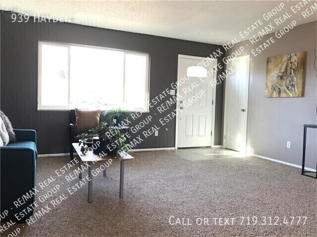 Building Photo - 939 Hayden Dr