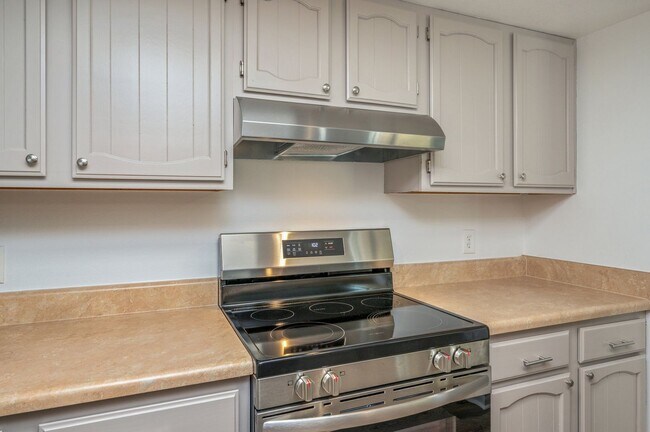 Building Photo - Spacious townhouse with large 2nd floor covered patio!