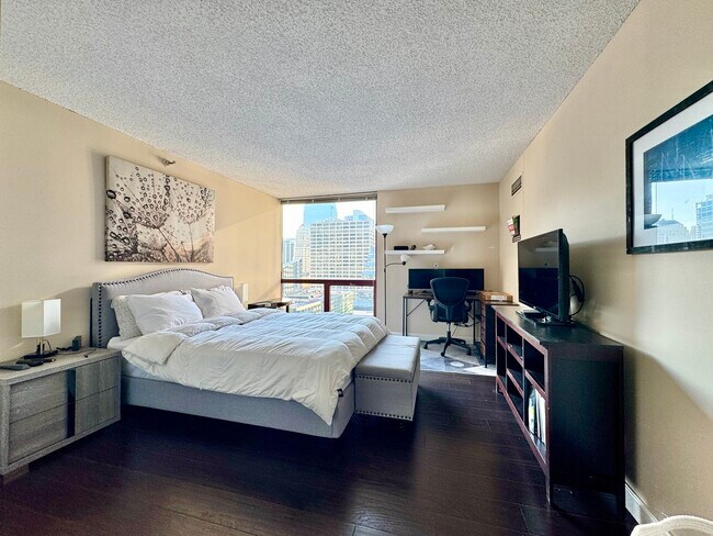 Building Photo - 200 N Dearborn St