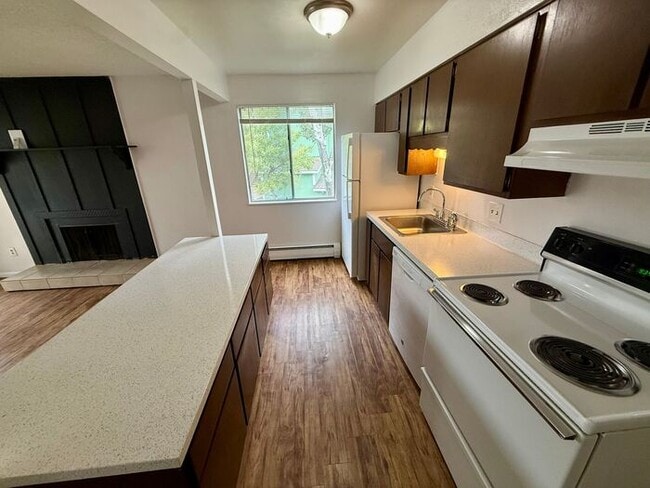 Building Photo - 5 Month lease special, $100/mo off! Priced at $1348 after discount. 2 Bed, 1 Bath Apartment. RENT...