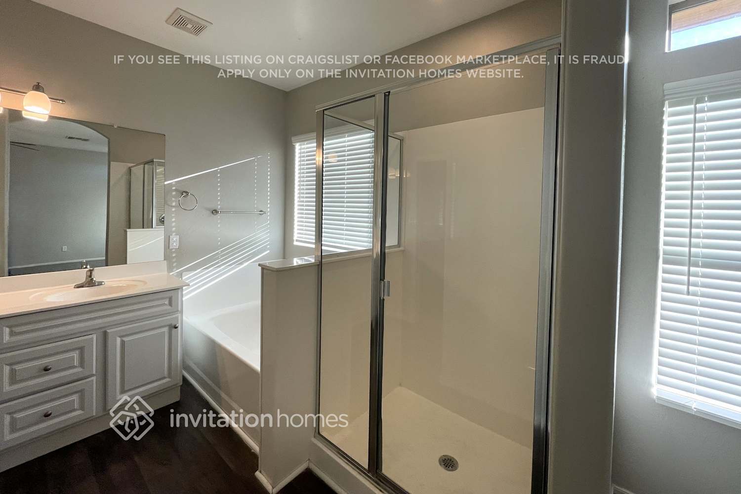 Building Photo - 1421 S 123rd Dr