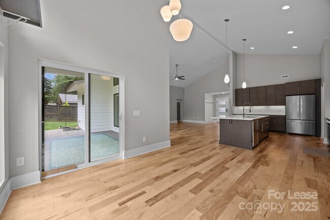 Building Photo - 1207 Lakedell Dr